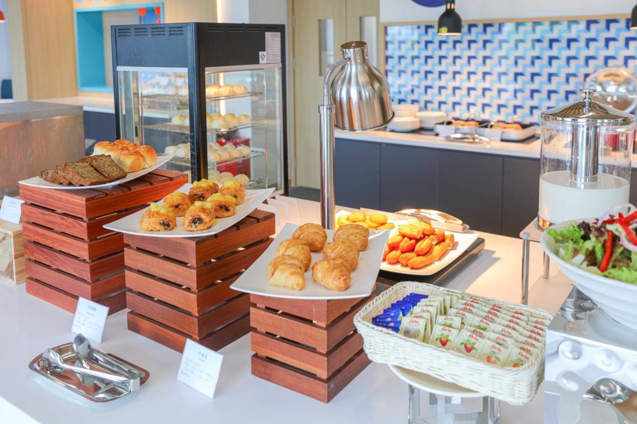 Holiday Inn Express Shanghai Pudong Airport By Ihg Exterior photo