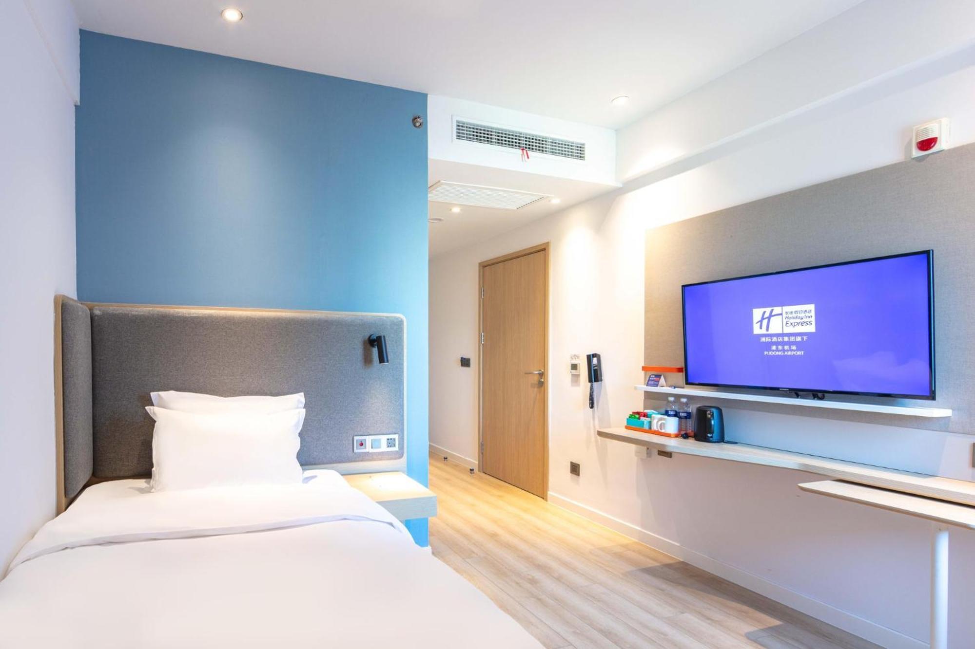 Holiday Inn Express Shanghai Pudong Airport By Ihg Exterior photo