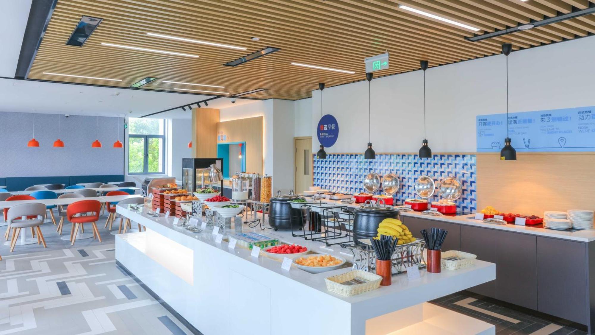 Holiday Inn Express Shanghai Pudong Airport By Ihg Exterior photo