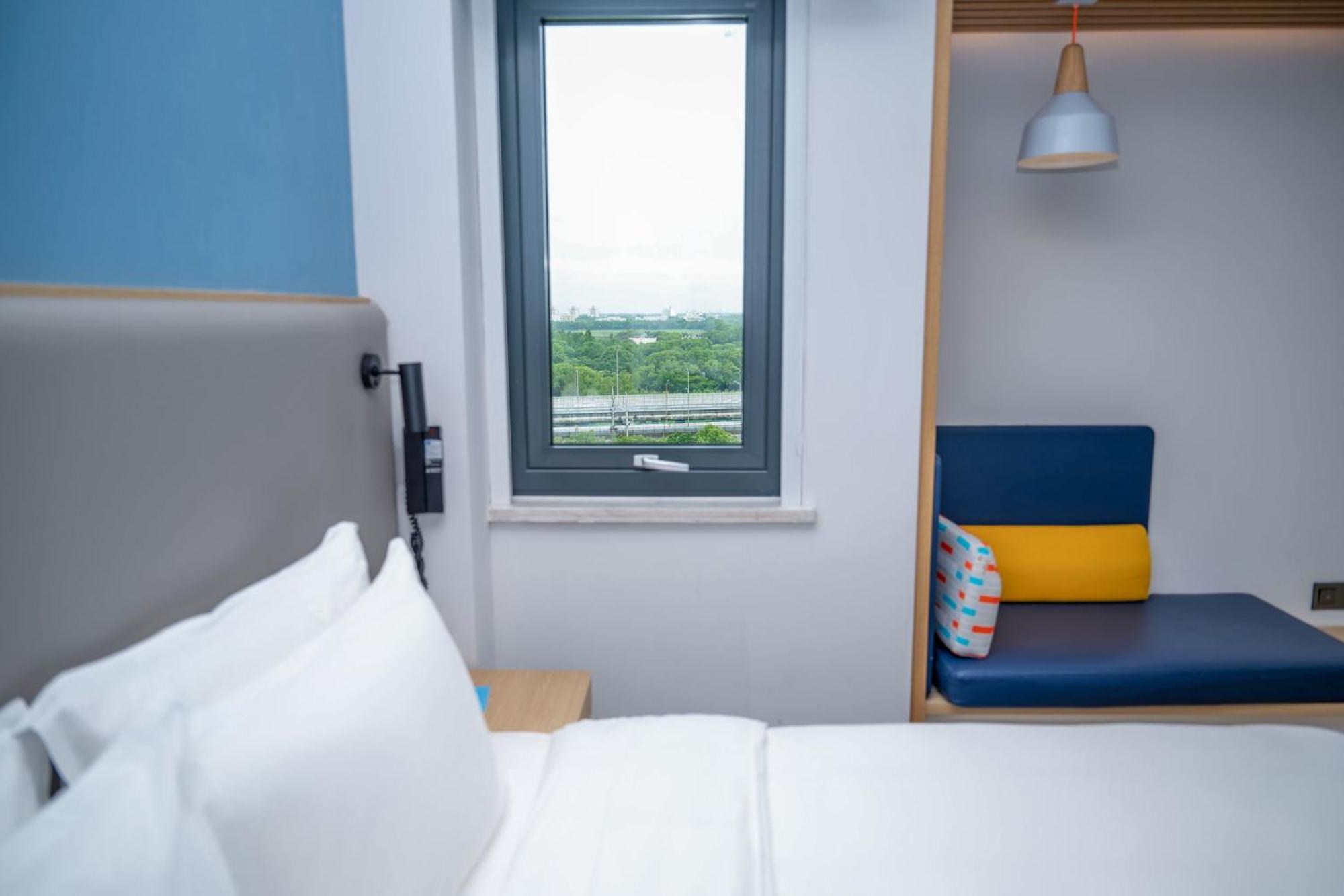 Holiday Inn Express Shanghai Pudong Airport By Ihg Exterior photo