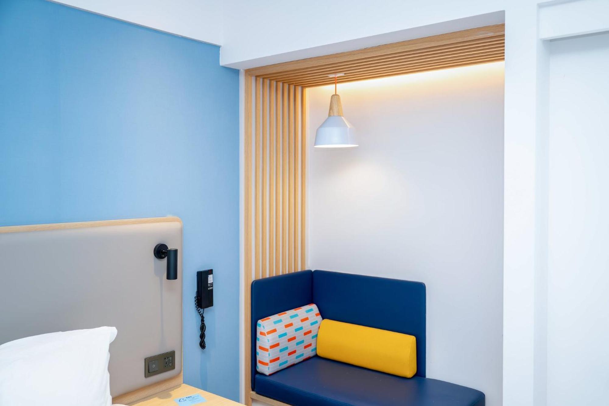 Holiday Inn Express Shanghai Pudong Airport By Ihg Exterior photo